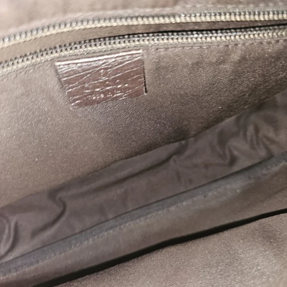 Authentic Vintage Gucci GG Crossbody - Picture 4 of 14
